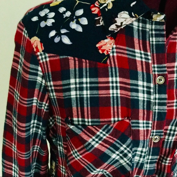 🎉HP!🎉 En Creme Plaid Floral Button Down Top - Picture 2 of 4